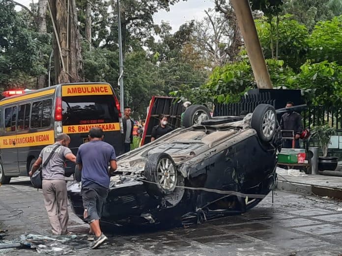 honda_jazz_tabrak_pembatas_jalan_hingga_masuk_halaman_hotel_di_medan_sopir_tewas