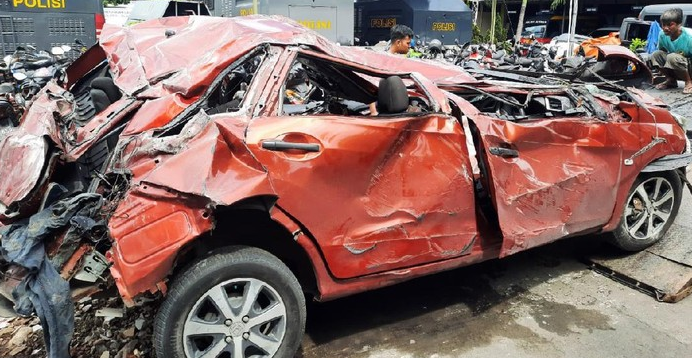 honda_mobilio_tabrakan_dengan_mitsubishi_xpander_4_orang_tewas