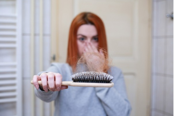 hubungan_covid_19_dengan_rambut_rontok_ini_penjelasan_dokter