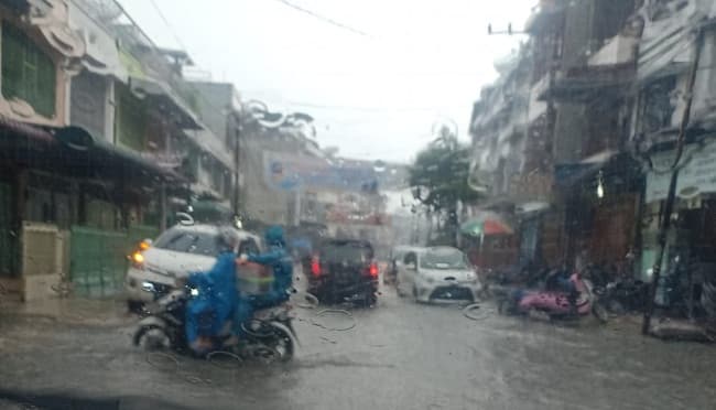 hujan_25_menit_ruas_jalan_wahidin_siantar_banjir