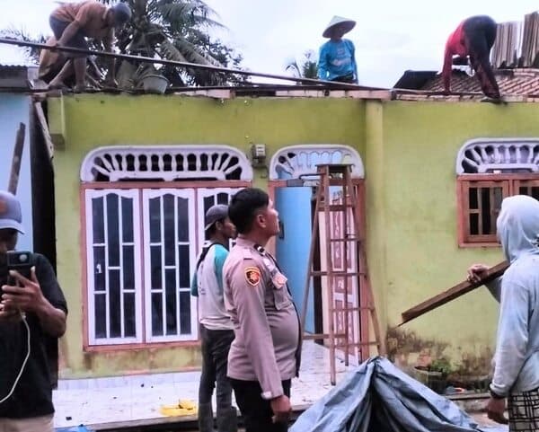 hujan_deras_disertai_angin_kencang_rusak_3_rumah_warga_di_batu_bara