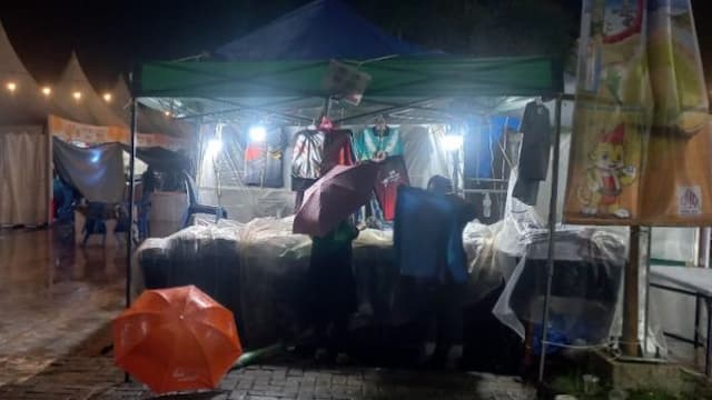 hujan_deras_melanda_pelaku_umkm_pon_xxi_panik_dagangan_tak_laku