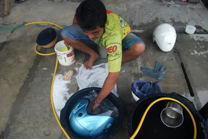 hujan_membawa_berkah_kepada_jasa_cuci_helm_di_medan