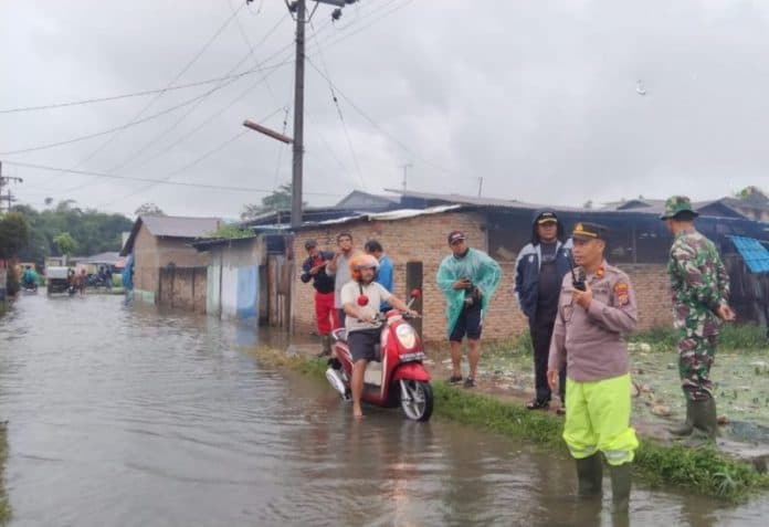 hujan_sejak_malam_853_kk_diterjang_banjir_siwa_mtsn1_dan_man_2_lubuk_pakam_dipulangkan