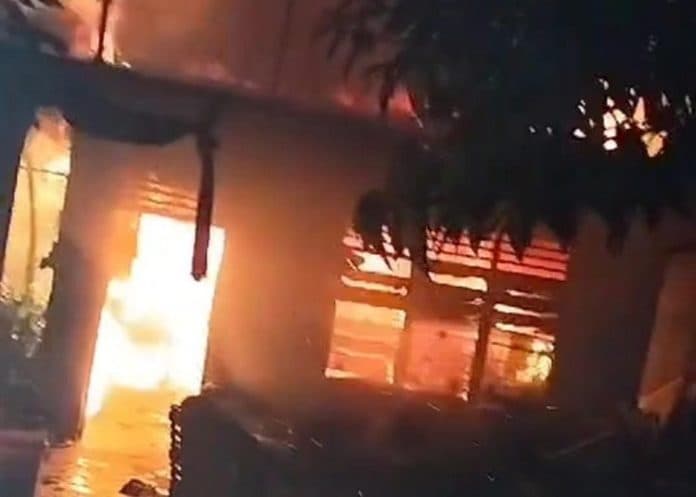 hujan_turun_1_unit_rumah_di_siantar_marihat_dilahap_api