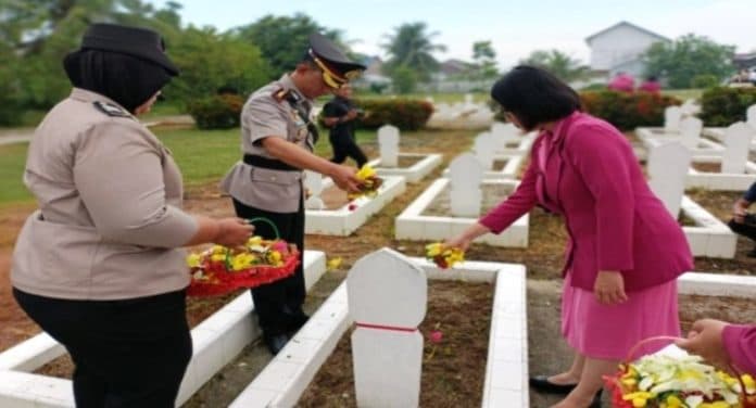 hut_bhayangkara_2023_kapolres_tebing_tinggi_tabur_bunga_di_pusara_pahlawan