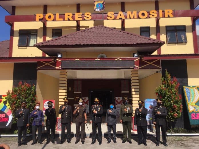 hut_bhayangkara_ke_75_tiga_personil_polres_samosir_terima_kenaikan_pangkat