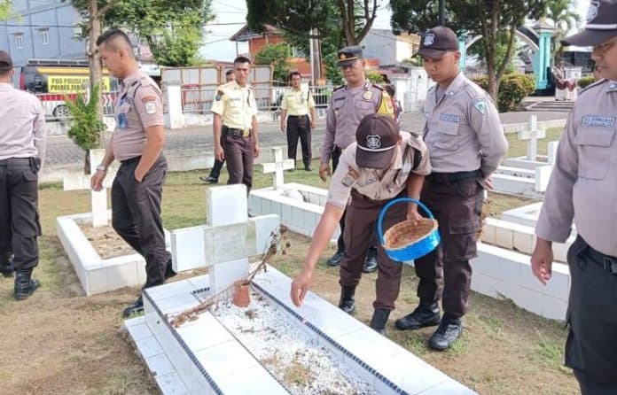 hut_satpam_polres_tebing_tinggi_ziarah_ke_makam_pahlawan