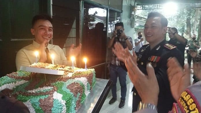 hut_tni_ke_77_kapolresta_deli_serdang_bawa_kue_dan_nasi_tumpeng_ke_makodim