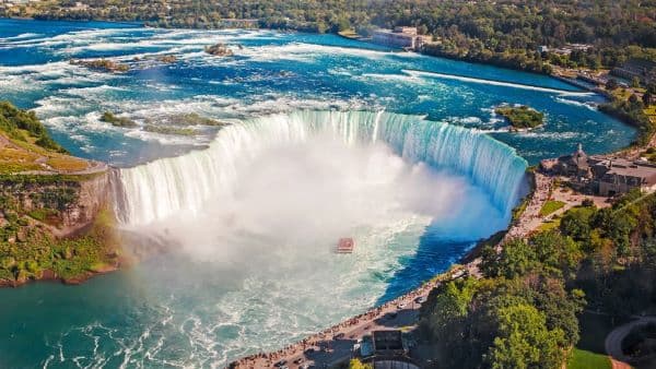 ibu_dan_2_anaknya_tewas_usai_lompat_ke_air_terjun_niagara