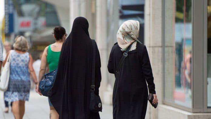 identik_dengan_busana_muslim_pemerintah_prancis_berencana_melarang_penggunaan_abaya