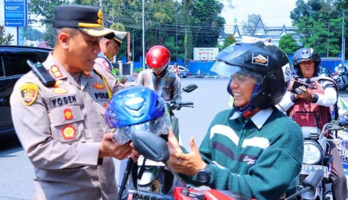 ikut_ops_zebra_toba_2023_kapolres_siantar_bagikan_helm_bagi_pengendara_patuh_lalin