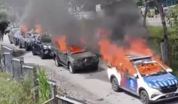 imbas_3_anggota_opm_tewas_massa_bakar_6_mobil_tni_polri