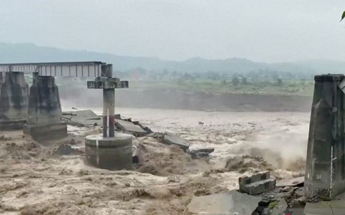 india_diterjang_banjir_dan_longsor_sedikitnya_50_warga_tewas