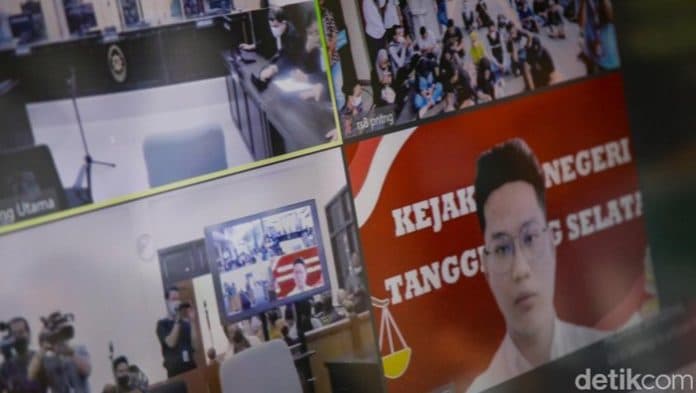 indra_kenz_divonis_10_tahun_penjara_dan_denda_rp_5_miliar