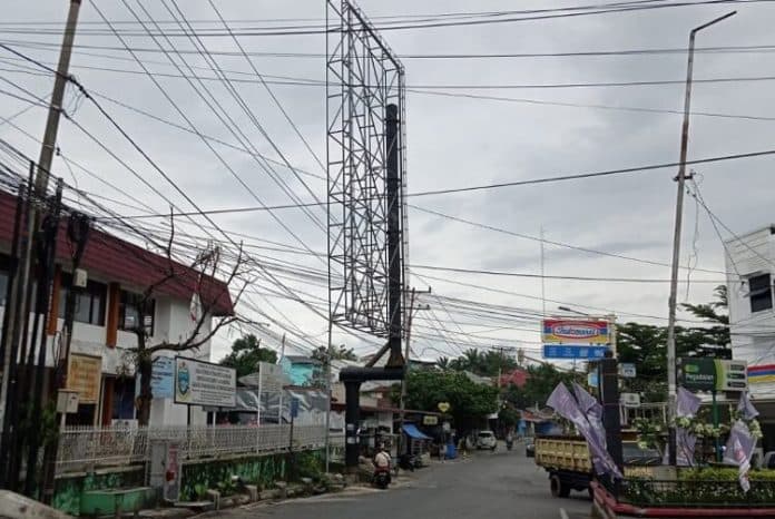 ini_alasan_satpol_pp_siantar_ngotot_akan_bongkar_tiang_reklame