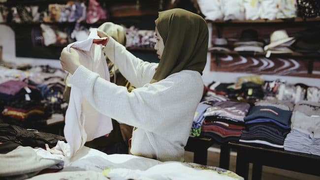 ini_tips_membeli_baju_lebaran_perhatikan_bahan_dan_warna_busana