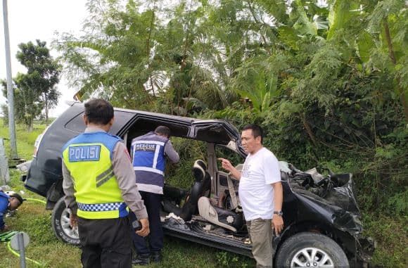 innova_pembawa_keluarga_asal_simalungun_kecelakaan_di_tol_pakam_empat_orang_tewas