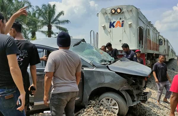 innova_reborn_tertabrak_ka_di_tebing_tinggi_satu_orang_tewas