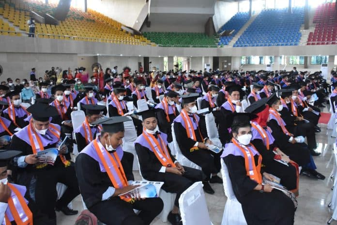 institut_sains_dan_teknologi_td_pardede_wisuda_194_mahasiswa