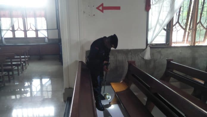 intip_kerja_brimob_dan_polisi_mengamankan_perayaan_natal_di_siantar