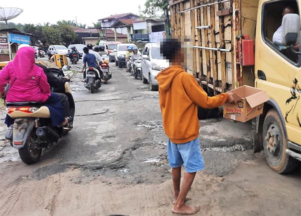 ironi_jalan_dan_jembatan_rusak_di_tanah_jawa_sering_jadi_ajang_pungli