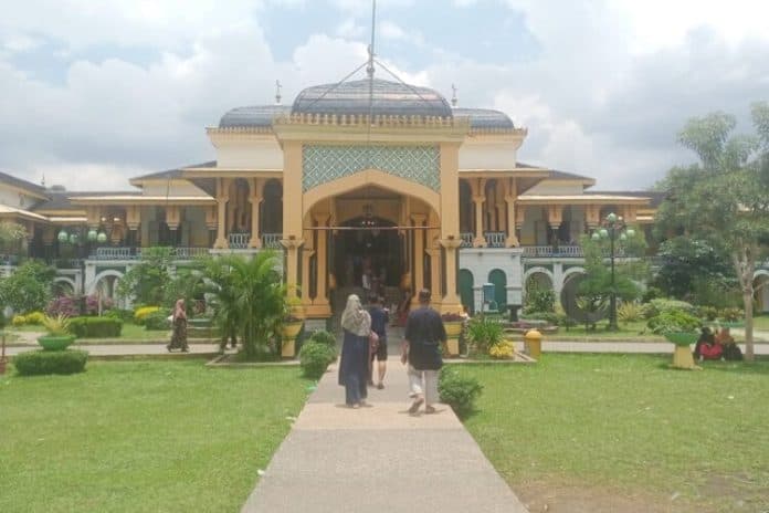 istana_maimun_jadi_destinasi_wisata_religi_selama_libur_lebaran