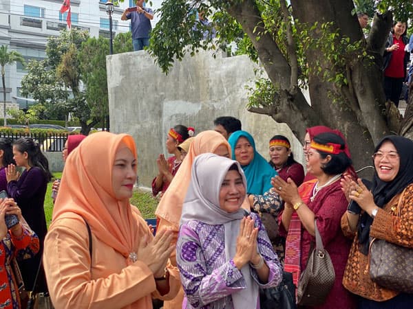 istri_sekda_dan_disdik_dumai_kunjungan_silahturahim_ke_medan