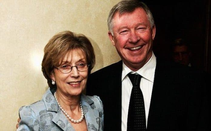 istri_sir_alex_ferguson_tutup_usia_bendera_setengah_tiang_dikibarkan_di_markas_mu