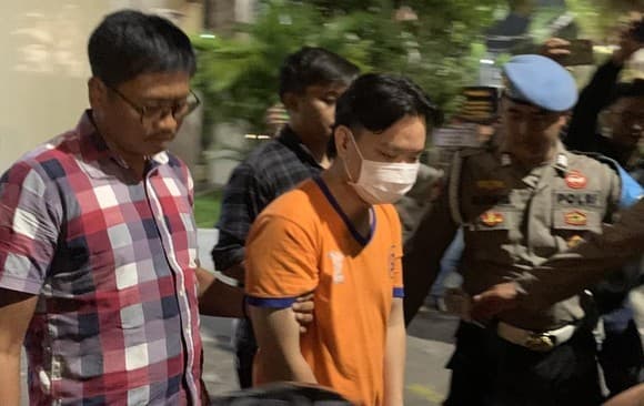 ivan_ditangkap_polisi_usai_paksa_pelajar_sujud_dan_menggonggong