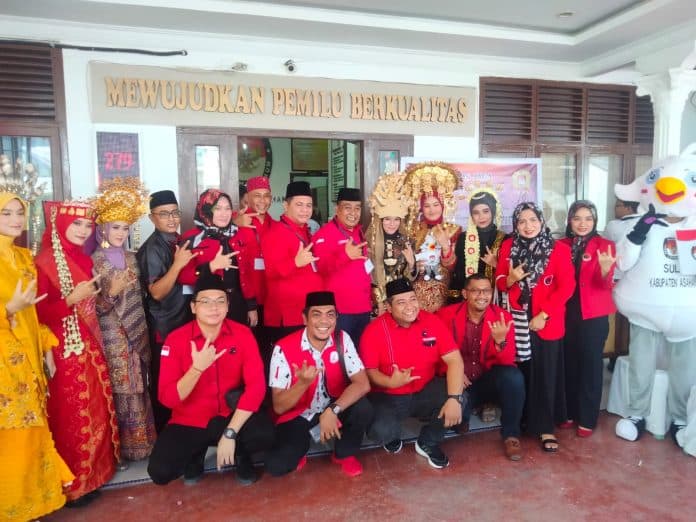 jadi_parpol_pertama_yang_mendaftar_wanita_pakaian_etnis_hantarkan_bacaleg_pdi_perjuangan_asahan