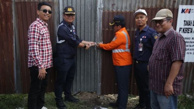 jaga_aset_rumah_perusahaan_di_stasiun_siantar_ditertibkan_pt_kai_divre_i_sumut