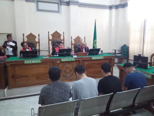 jaksa_tuntut_25_tahun_penjara_empat_terdakwa_pembuat_miras_ilegal_di_medan