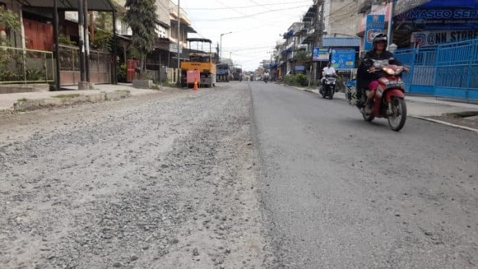 jalan_ade_irma_siantar_belum_selesai_diaspal_waskita_karya_lagi_atur_jadwal_aspal_curah