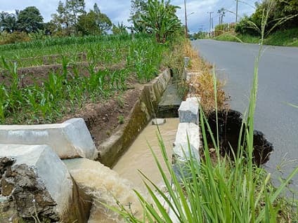 jalan_amblas_di_sidamanik_seolah_dibiarkan_warga_takut_semakin_lebar