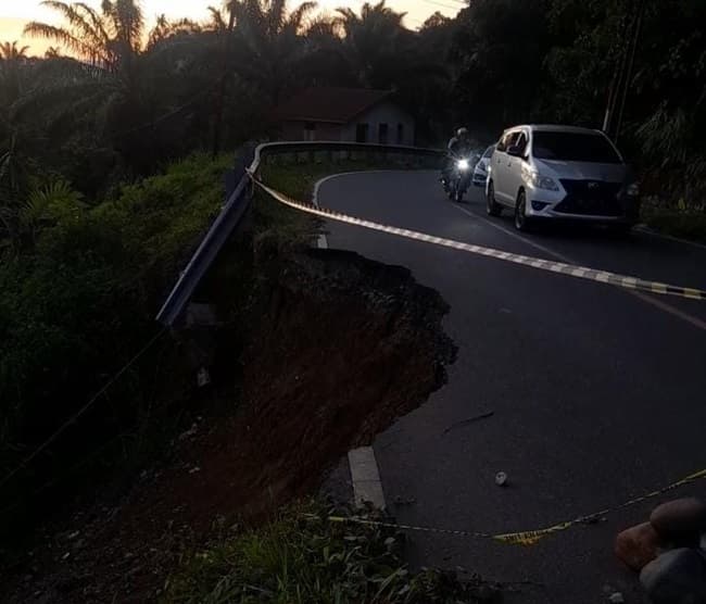 jalan_amblas_yang_mengancam_pengendara_terkesan_dibiarkan_di_tapsel