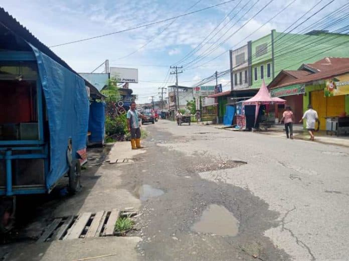 jalan_berlubang_di_desa_paya_geli_hambat_aktivitas_dan_resahkan_warga