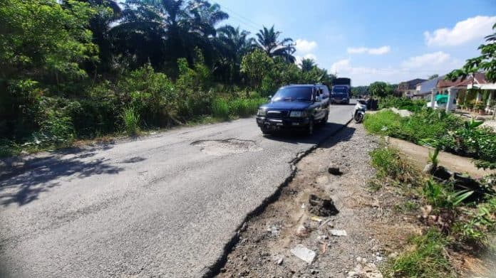 jalan_berlubang_di_nagori_simpang_raya_dasma_mengancam_keselamatan_pengendara