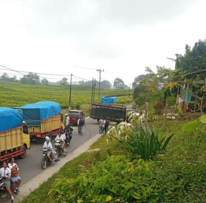 jalan_besar_sidamanik_sempit_sering_terjadi_kecelakaan