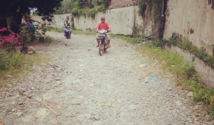jalan_desa_pagar_manik_sergai_puluhan_tahun_rusak_parah