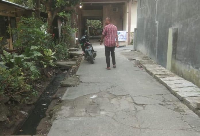 jalan_di_gang_pakpak_rusak_dan_nyaris_amblas_dprd_medan_minta_pemko_medan_segera_perbaiki