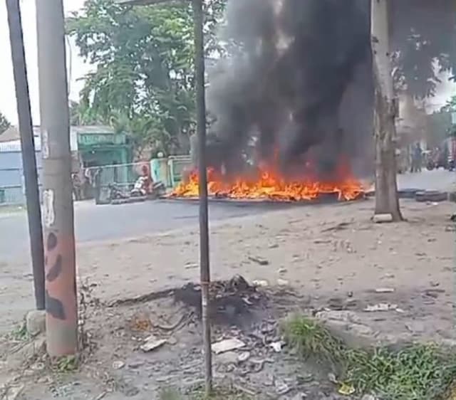 jalan_di_percut_diblokade_dengan_ban_dibakar_diduga_satu_warga_dibacok