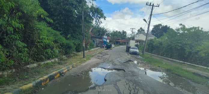 jalan_di_pusat_kota_sidikalang_rusak_parah