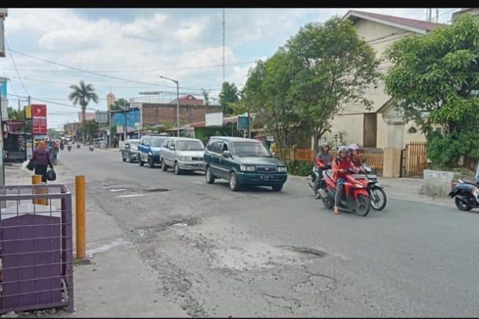 jalan_di_siantar_masih_kupak_kapik_tapi_anggaran_terusik