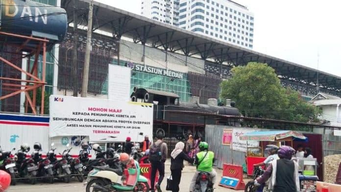 jalan_ditutup_ini_akses_masuk_ke_stasiun_kereta_api_medan