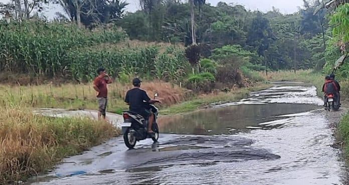 jalan_ke_danau_toba_mirip_kolam_ikan_warga_berharap_perhatian_pemerintah