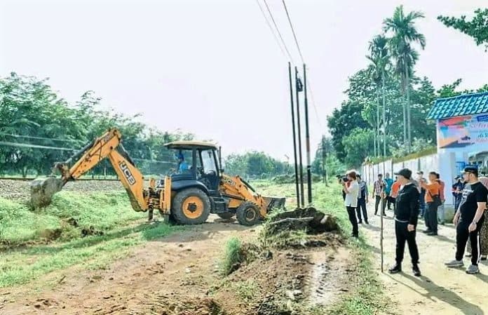 jalan_ke_sman_1_lima_puluh_ditumbuhi_semak_tanpa_drainase_bupati_batu_bara_terjunkan_alat_berat