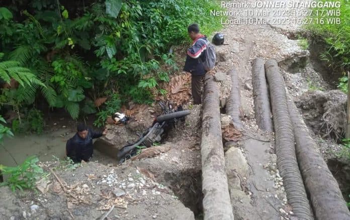 jalan_longsor_di_dairi_tak_diperbaiki_pengendara_sepeda_motor_jatuh_ke_sungai
