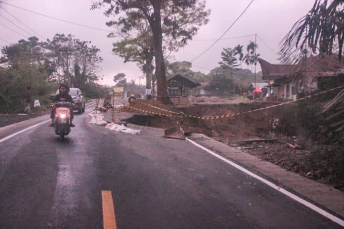 jalan_longsor_di_marihat_huta_belum_diperbaiki_pengendara_ada_pungli