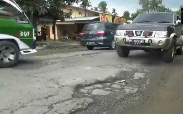 jalan_medan_berastagi_rusak_parah_warga_berharap_segera_diaspal_agar_tak_macet